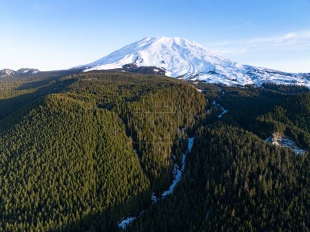 Mount St. Helens, nicht weit von Seattle und Portland entfernt, erhebt sich aus der bewaldeten Landschaft im Bundesstaat Washington. Dieser aktive und landschaftlich sehr reizvolle Stratovulkan brach zuletzt am 18. Mai 1980 aus..