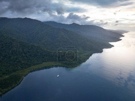 Dichter Regenwald bedeckt die malerische Küste des südlichen Batanta, Raja Ampat. Diese Region ist aufgrund der hohen Artenvielfalt im Meer als das Herz des Korallendreiecks bekannt..