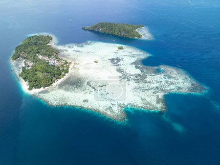 Die Inseln Friwin und Friwin Bonda in Raja Ampat sind von wunderschönen Korallenriffen umgeben. Das Gebiet fördert die größte marine Artenvielfalt, die auf der Erde bekannt ist.
