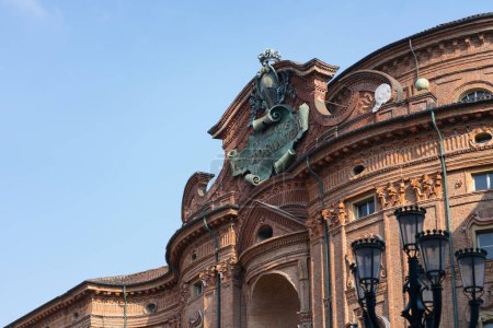 Téléchargez les photos : Turin, Italie - 03.10.2023 : Vue du Palais Carignano. Balcon et le lettrage avec l'inscription Vittorio Emanuele II sont visibles. Il fait partie du patrimoine mondial de l'Unesco. - en image libre de droit