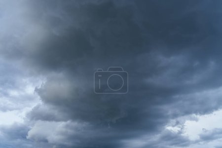 Nubes grises oscuras en el cielo. Imagen épica de la naturaleza. Se puede utilizar como fondo, póster y más. También hay espacio para el texto.