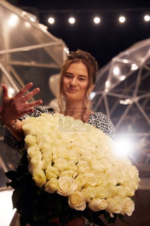 Foto de Mujer feliz muestra anillo de compromiso después de la propuesta - Imagen libre de derechos