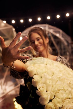 Foto de Mujer feliz muestra anillo de compromiso después de la propuesta - Imagen libre de derechos