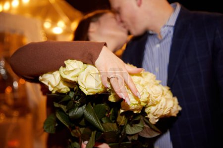 Foto de Mujer feliz muestra anillo de compromiso después de la propuesta. San Valentín - Imagen libre de derechos