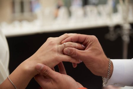 Foto de Pareja joven se está comprometiendo, hombre proponer mujer, nueva celebración familiar, anillo de compromiso, joyas - Imagen libre de derechos