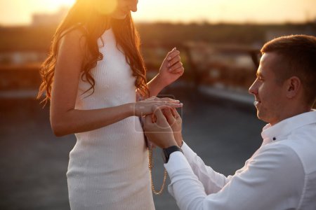 Foto de Pareja joven se está comprometiendo, hombre proponer mujer, nueva celebración familiar, anillo de compromiso, joyas - Imagen libre de derechos