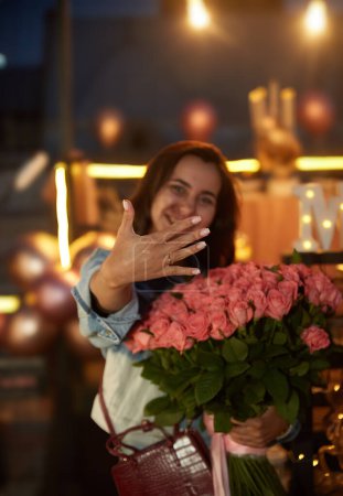 Foto de Mujer feliz muestra anillo de compromiso después de propuesta - Imagen libre de derechos