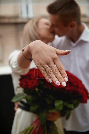 Foto de Mujer feliz muestra anillo de compromiso después de propuesta - Imagen libre de derechos