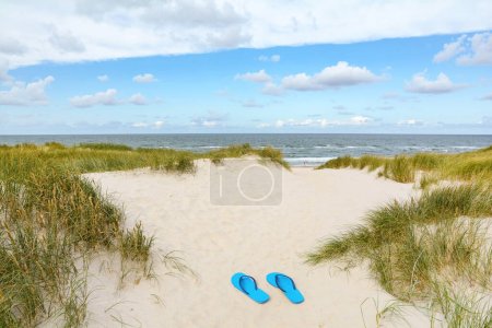 Blick auf schöne Landschaft mit Strand, Sanddünen und Flip Flops in der Nähe von Henne Strand, Jütland Dänemark