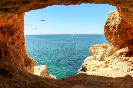Blick auf die Küste mit Höhlen bei Benagil in der Nähe des schönen portugiesischen Strandes Praia de Carvoeiro in der Nähe von Lagoa im Sommer, Algarve Portugal