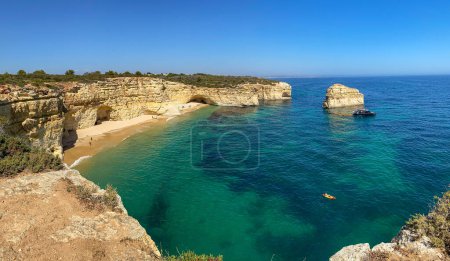 Vista a la costa con hermosa y soleada playa portuguesa Praia da Marinha cerca de Lagoa en verano, Algarve Portugal