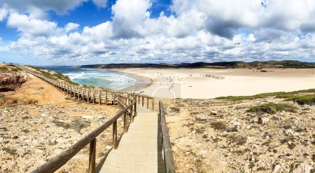 Vue sur le littoral avec belle plage de surf portugaise ensoleillée Praia da Bordeira près de Carrapateira en été, Aljezur Algarve Portugal