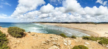 Vista a la costa con hermosa y soleada playa de surfistas portugueses Praia da Bordeira cerca de Carrapateira en verano, Aljezur Algarve Portugal
