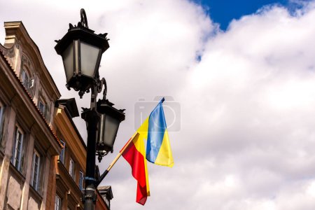 Flagge der Ukraine und Flagge Warschaus Polens gegen den Himmel