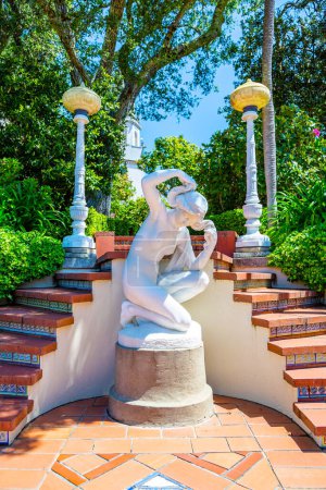 Foto de Castillo de Hearst, California, EE.UU. - Abril 2017: Antigua estatua en los terrenos del Castillo de Hearst. - Imagen libre de derechos