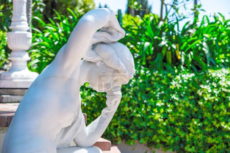Foto de Castillo de Hearst, California, EE.UU. - Abril de 2017: Estatua de mármol en los terrenos del Castillo de Hearst, primer plano. Escultura castillo Hearst en San Simeón - Imagen libre de derechos