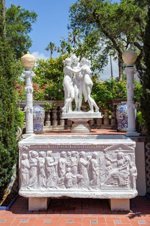 Foto de Castillo de Hearst, California, EE.UU. - 27 de abril de 2017- Tres Gracias, Estatua del Castillo de Hearst. Estatua de mármol en los terrenos del castillo de Hearst. - Imagen libre de derechos