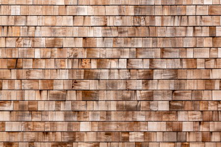 Téléchargez les photos : Mur de la maison recouvert de petites tuiles de bois comme fond. Vieux brun rustique brun foncé texture de mur de bardeaux en bois. Bois secouer le fond du mur. Grunge panneau de tuiles de cèdre sur le mur extérieur - en image libre de droit