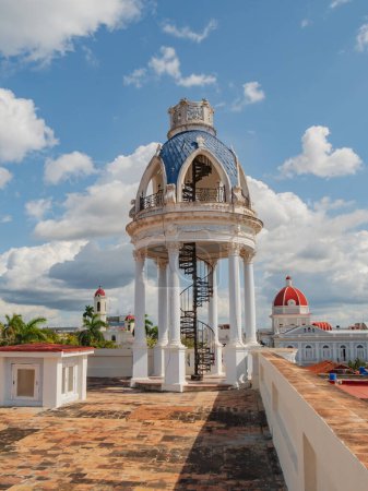 Blick auf das Rathaus von der Terrasse des Palacio Ferrer, Cienfuegos, Kuba. Beobachtungsrotunde mit Treppe auf dem Dach des Palastes. Cienfuegos, Kuba. Palacio Ferrer, Haus der Kultur Benjamin Duarte