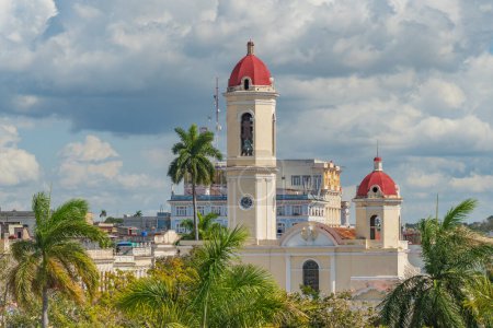 Téléchargez les photos : CIENFUEGOS, CUBA : Vue aérienne depuis le sommet de la cathédrale de l'Immaculée Conception, située sur la place Marti au centre de la ville cubaine. Tours dans la cathédrale de l'Immaculée Conception, Cienfuegos, Cuba - en image libre de droit