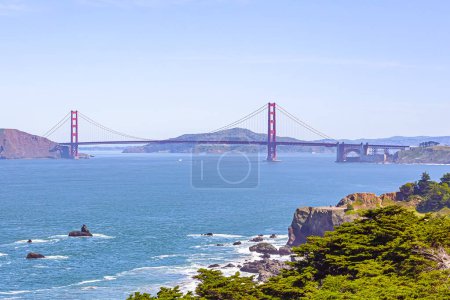 Blick vom Golden Gate National Recreation Area - Lands End, San Francisco. Die Golden Gate Bridge in San Francisco verbindet auf ganzer Länge zwei Küsten. Panoramablick bei sonnigem Tag mit Golden Gate Bridge