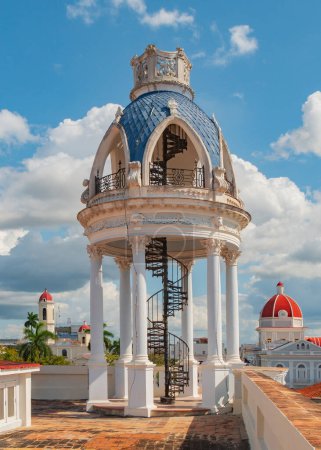 Terrassenblick mit Wolkenlandschaft, Cienfuegos, Kuba. Blick von der Terrasse des Palastes auf das Regierungsgebäude. Palacio Ferrer im Jose Marti Park, Haus der Kultur Benjamin Duarte. Cienfuegos, Kuba.