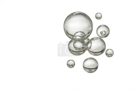 Burbujas de agua cristalina aisladas sobre blanco.