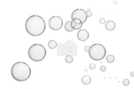 Foto de Gotas de agua ligera se eleva sobre un fondo blanco - Imagen libre de derechos