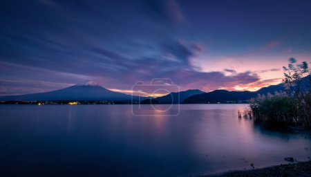 Landschaftsbild des Mt. Fuji über dem Kawaguchiko-See bei Sonnenuntergang in Fujikawaguchiko, Japan.