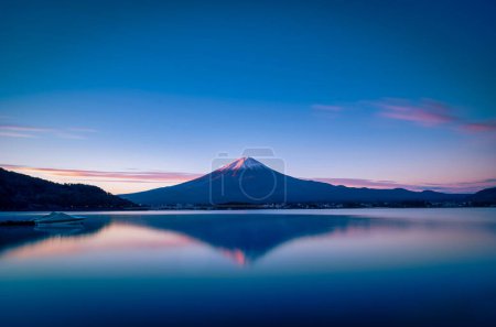 Imagen paisajística del monte. Fuji sobre el lago Kawaguchiko al amanecer en Fujikawaguchiko, Japón
.
