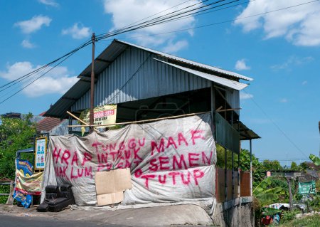 Foto de Yogyakarta, Indonesia - 29 de julio de 2023: En el depósito de eliminación de basura en Yogyakarta, Indonesia está cerrado temporalmente. - Imagen libre de derechos