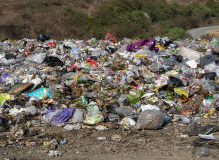 Müll auf der Straße in Yogyakarta, Indonesien aufgrund der vorübergehenden Schließung der Enddeponie in Piyungan.