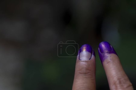 Foto de Dos dedos manchados con tinta muestran residente involucrado en la elección de un nuevo presidente en las elecciones de Indonesia. - Imagen libre de derechos