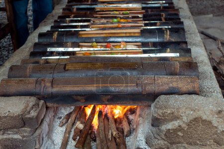 Garang asem, ein traditionelles indonesisches Essen, köstliches Huhn, gekocht in verbranntem Bambusrohr.