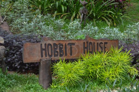 Téléchargez les photos : Le panneau de la maison Hobbit à la cour . - en image libre de droit