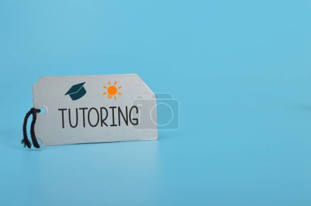 Téléchargez les photos : Silver card written with TUTORING. Tutoring provides a personalized and tailored approach to learning, helping students to overcome their difficulties, build confidence and achieve their academic goals. - en image libre de droit