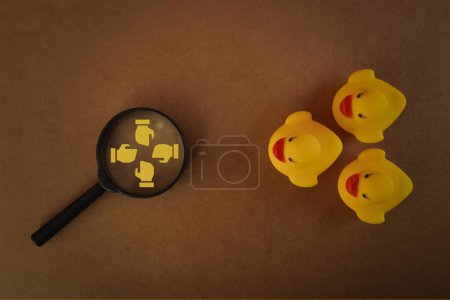 Foto de Grupo de patos de juguete con símbolos de cooperación. Planificar la gestión y analizar en jefe - Imagen libre de derechos