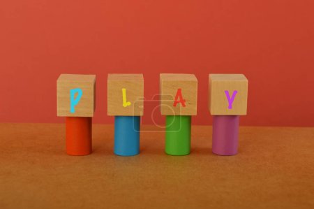 Holzwürfelblöcke mit Text PLAY. Spielzeit für Kinder.