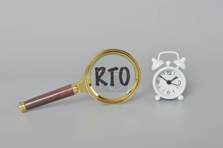 Foto de Reloj y lupa con texto RTO significa Tiempo de Recuperación Objetivo - Imagen libre de derechos