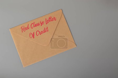 Téléchargez les photos : Enveloppe marron avec texte CLAUSE ROUGE LETTRE DE CRÉDIT. - en image libre de droit