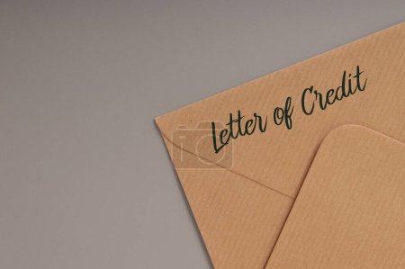 Téléchargez les photos : Enveloppe marron avec texte LETTRE DE CRÉDIT. - en image libre de droit