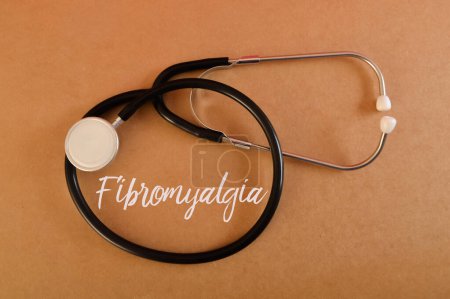Téléchargez les photos : Stéthoscope avec texte Fibromyalgie. La fibromyalgie est une douleur chronique dans tout le corps, d'autres symptômes tels que la fatigue, la raideur musculaire, les troubles du sommeil et les difficultés cognitives. - en image libre de droit
