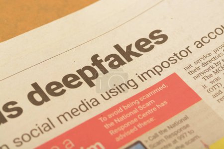 Téléchargez les photos : Une vue rapprochée de la formulation "Deepfakes" bien en vue sur un journal - en image libre de droit