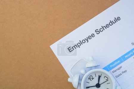 Foto de Vista de un documento de hoja de horarios de empleados, con un concepto de gestión del tiempo para el personal y el trabajo laboral - Imagen libre de derechos
