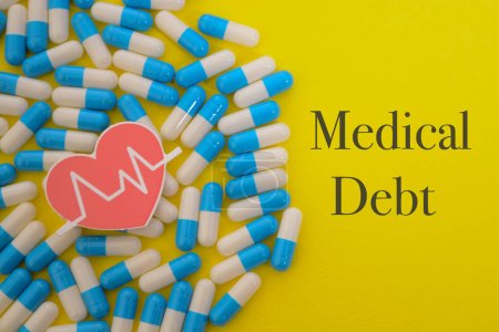 La deuda médica se refiere a la obligación financiera o facturas impagadas en las que incurren los individuos debido a gastos médicos.