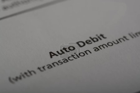 Foto de Vista de cerca de la palabra AUTO DEBIT. Débito automático, también conocido como débito automático o débito automático - Imagen libre de derechos