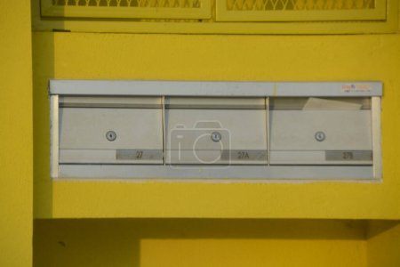 Foto de El buzón de metal con una cerradura segura se coloca al aire libre para garantizar la seguridad del correo y los paquetes - Imagen libre de derechos