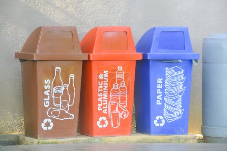 Foto de La papelera de reciclaje al aire libre sirve como categoría designada para la basura y los residuos, promoviendo prácticas de eliminación ambientalmente responsables - Imagen libre de derechos