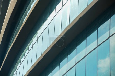 Téléchargez les photos : Le mur-rideau, intégré aux films solaires de fenêtre, améliore l'efficacité énergétique du bâtiment tout en permettant à la lumière naturelle de pénétrer - en image libre de droit