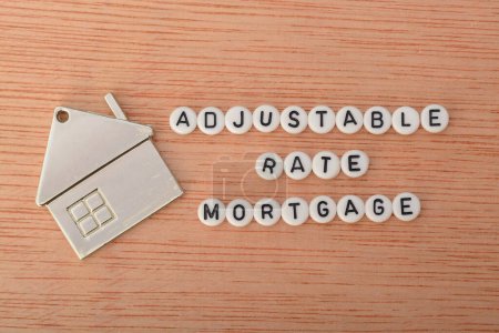 Foto de Una hipoteca de tasa ajustable (ARM), también conocida como hipoteca de tasa variable o hipoteca de tasa flotante - Imagen libre de derechos